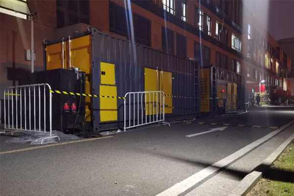 龙山柴油发电机组的输出电压是如何调节的？